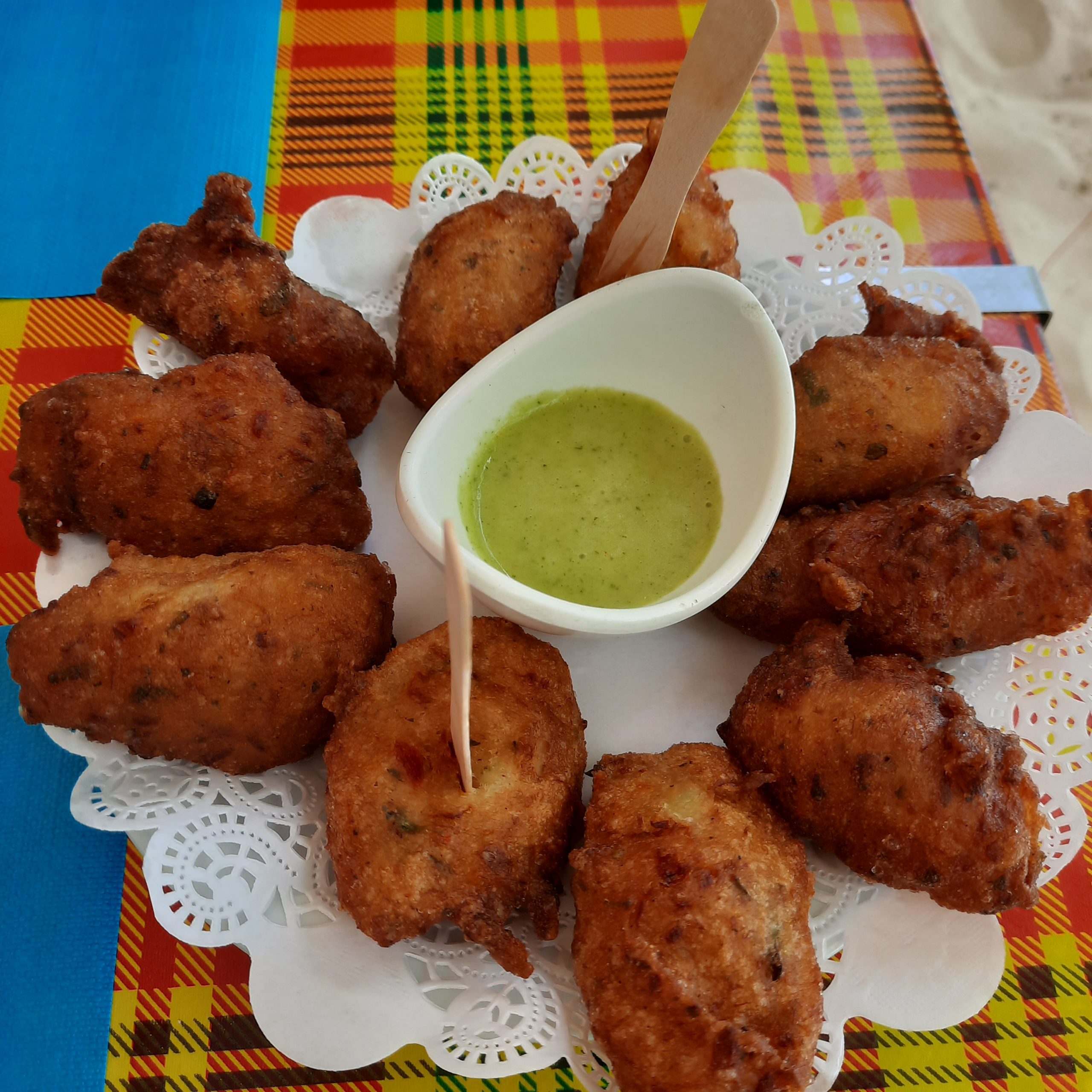 Assiette d'accras de morue et sa sauce verte